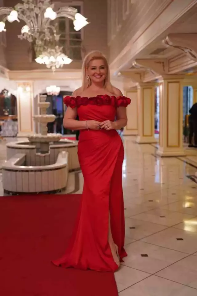 Türk İş Kadınları Plaket Tören'inde Haberler.com Genel Yayın Yönetmeni Av. Bedia Teymur'a ödül