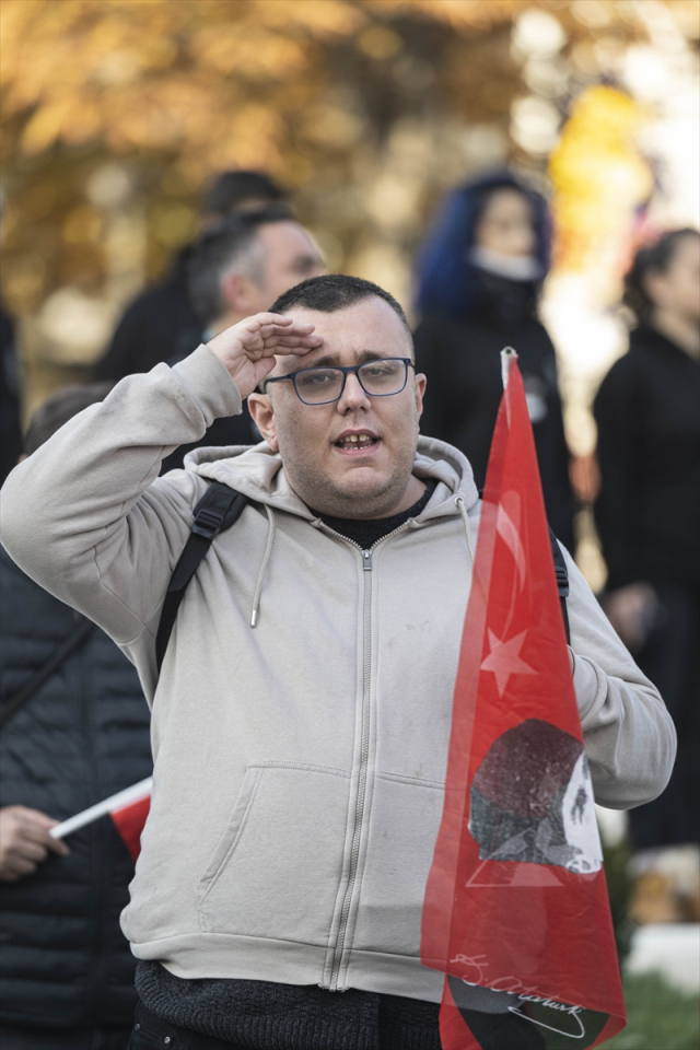 Tüm Türkiye'de saat 9'u 5 geçe hayat durdu