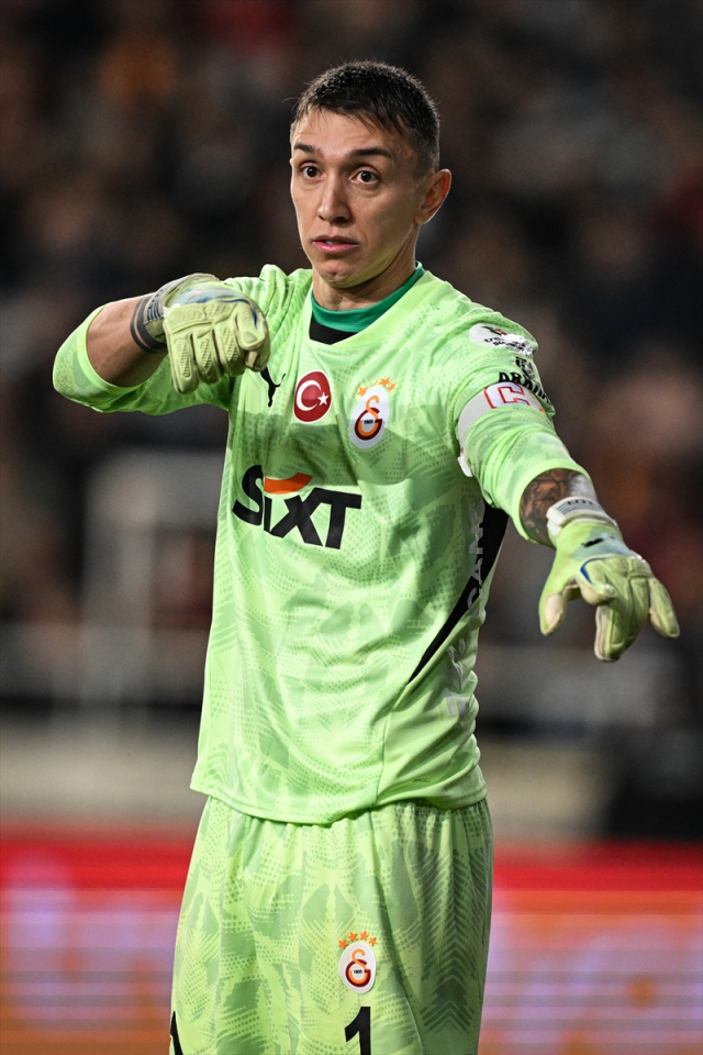 Okan Buruk'tan yabancı VAR hakemine olay tepki