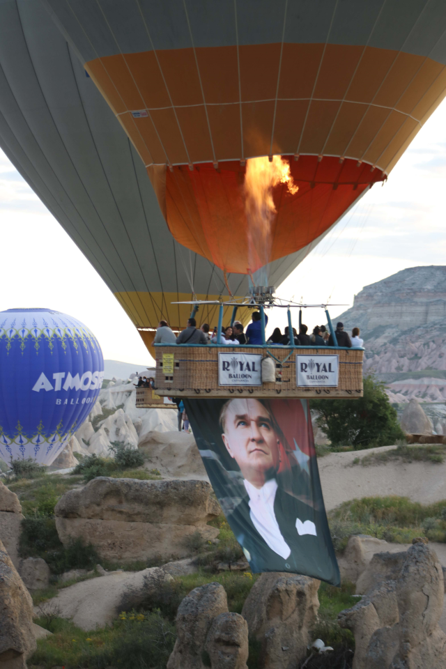 Kapadokya'da gökyüzü Türk bayrakları ve Atatürk posterleriyle süslendi