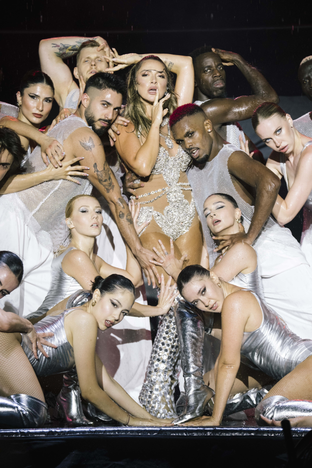 Hadise Harbiye'yi salladı! Yatakta dans, sahnede duş...