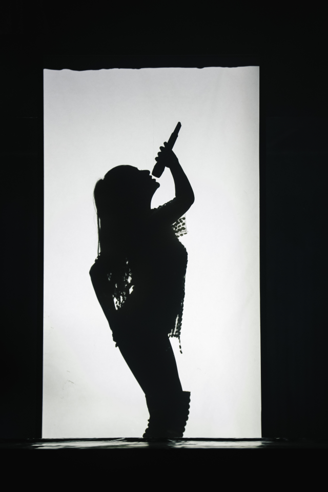 Hadise Harbiye'yi salladı! Yatakta dans, sahnede duş...