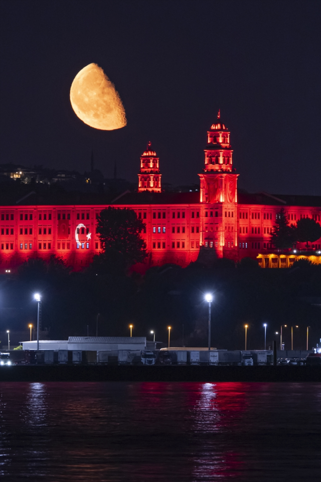İstanbul'da büyüleyen görüntü: Yarım Ay Selimiye Kışlası'yla aynı karede