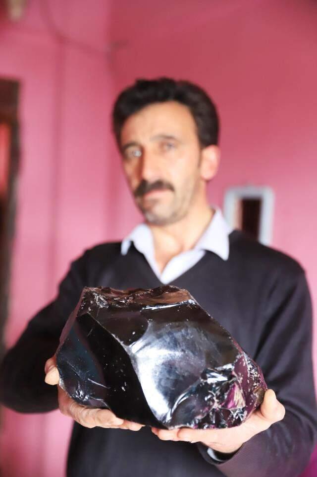 Evinin inşaatının kazısında taşlarla çevrili halde buldu! Yıllarca güzel diye sakladığı taşı şimdi satmak istiyor