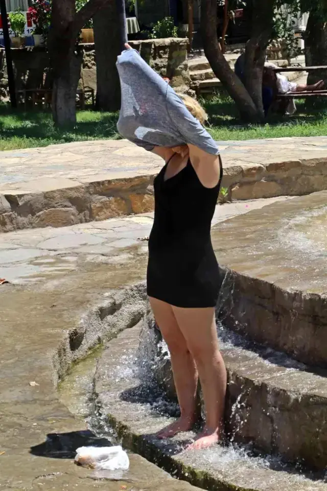 Üzerindeki şortu çıkartıp süs havuzuna girdi, polis hemen harekete geçti