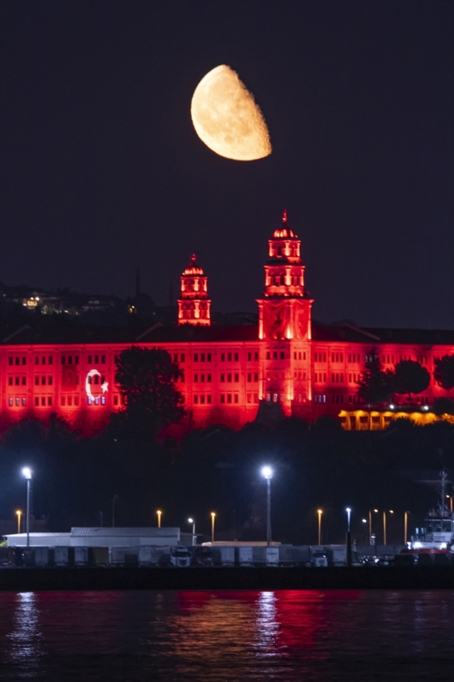 İstanbul'da büyüleyen görüntü: Yarım Ay Selimiye Kışlası'yla aynı karede