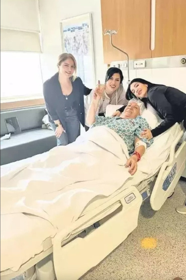 Özcan Deniz kırgınlıkları bir kenara bıraktı: Annesi için seferber oldu