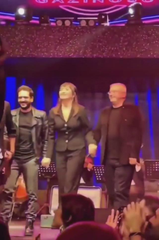 Oyuncu Uğur Aslan konser verdi, halay kuyruğu ünlü geçidine döndü