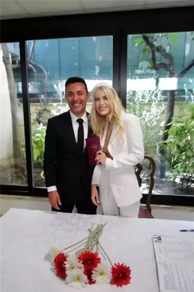 Mustafa Sandal, kendisinden 19 yaş küçük olan Melis Sütşurup ile dünyaevine girdi