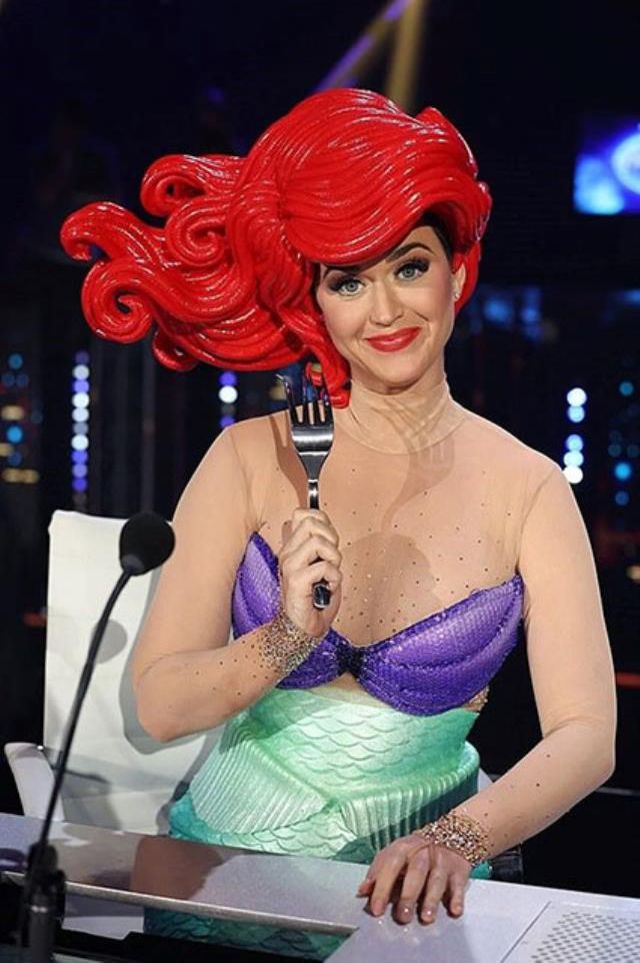 Katy Perry... CANLI YAYINDA YERE DÜŞTÜ!
