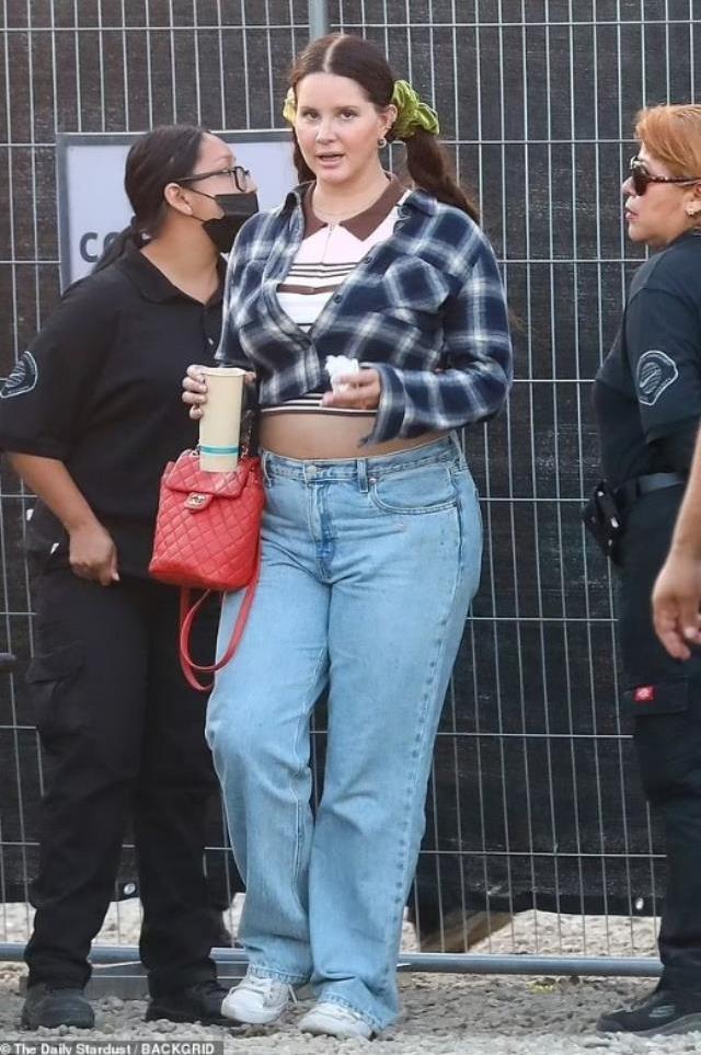 Aşırı kilo alan yıldız şarkıcı Lana Del Rey'i görenler tanıyamadı