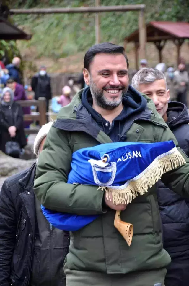 Sanatçı Alişan Rize'de tahta araba yarışına katıldı