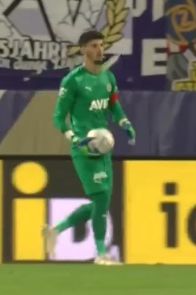 Avusturya'da skandal! Altay Bayındır'ı tribünden fırlattıkları davul tokmağıyla boynundan vurdular