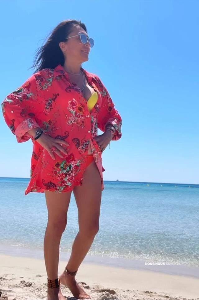 Bikinili görüntülenen Asuman Dabak, fiziğiyle genç kızlara taş çıkartıyor