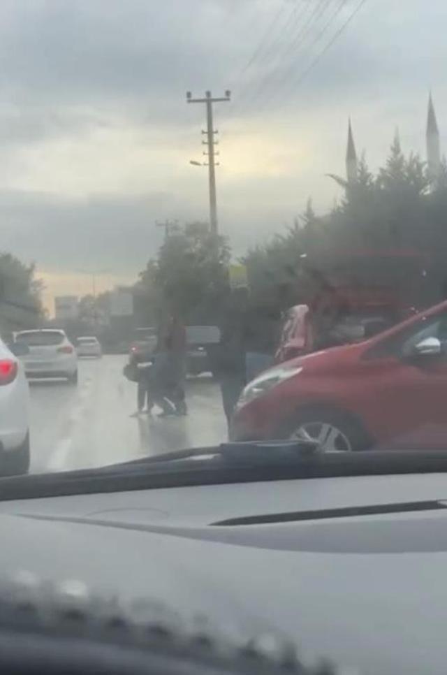 Trafikte meydan muharebesi! Öfkeli sürücüler trafiği birbirine kattı