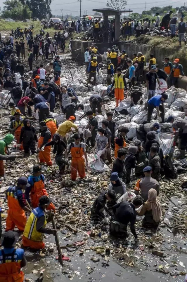 Endonezyalılar, Ulusal Nehir Günü'nde Çöpleri Temizledi