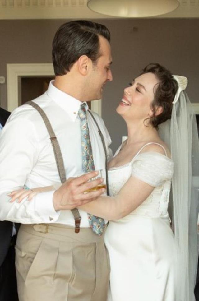 Demet Evgar kızı Mavi'yi kucağına aldı