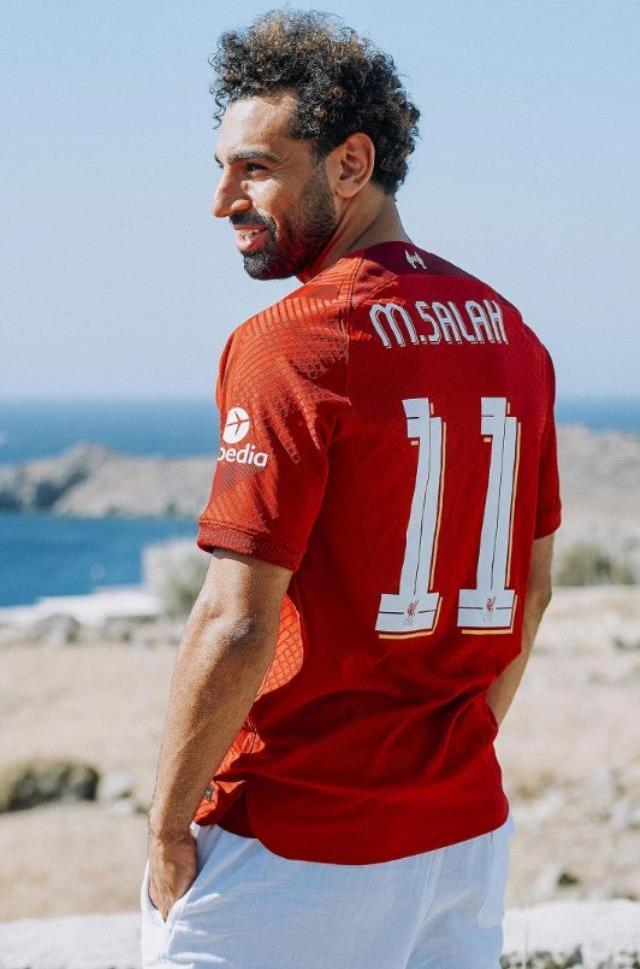Salah, Liverpool'da kaldı! Yıldız futbolcu sözleşmesini 2025 yılına kadar uzattı
