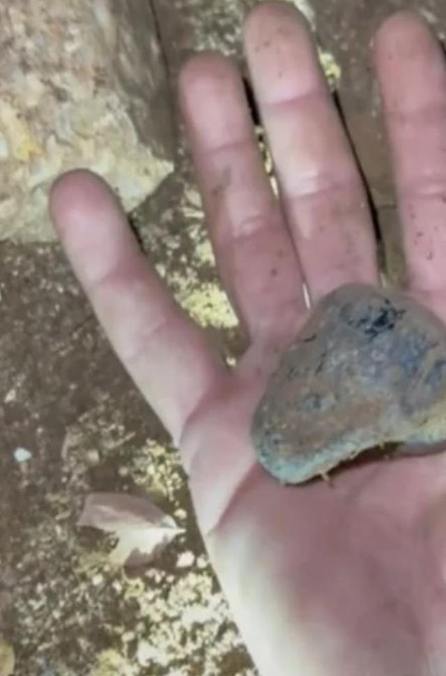 Yeryüzünde herkesin aradığı taş, akşam yürüyüşü sırasında ayağına takıldı