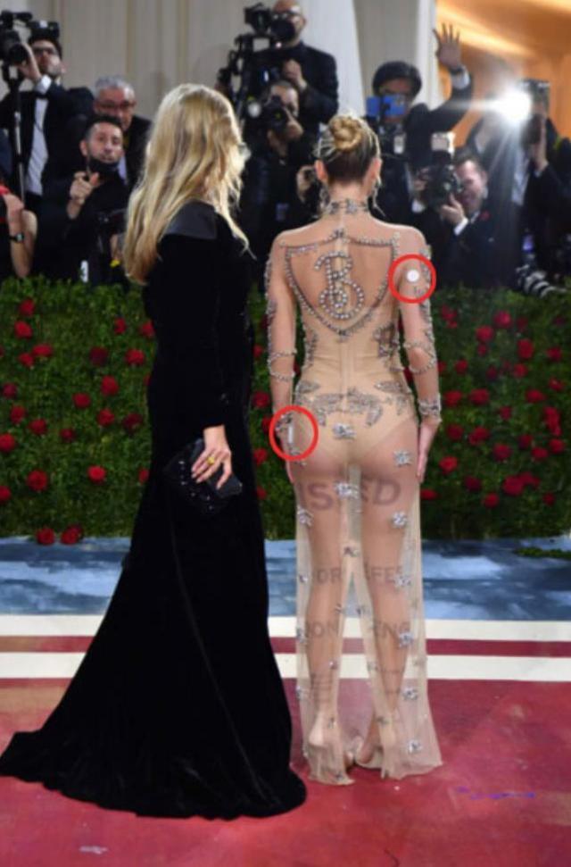 Hastalığını gizlemedi! Güzel model Lila Moss diyabet monitörü ve pompasıyla dikkat çekti