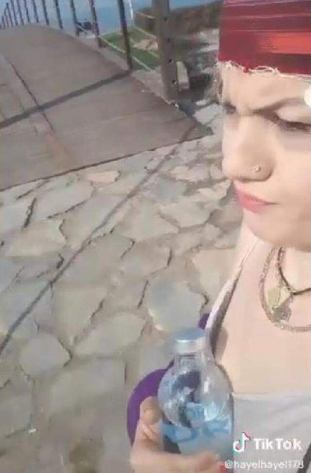 Sosyal medya fenomenliği için yola yatıp, denize atlamış