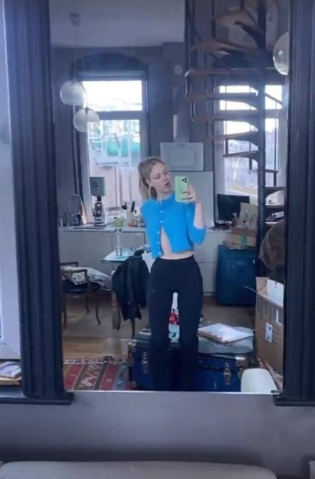 Modaya uyup sütyensiz hırka giydi, yetmedi düğmelerini yarıya kadar açtı