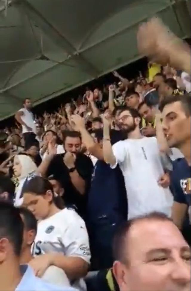 Fenerbahçe taraftarından tutuklanan Gülşen'e destek! Ünlü şarkısını hep birlikte söylediler