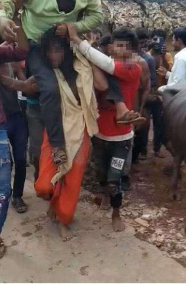 Başka erkekle cinsel ilişkiye girdiğini öğrendiği karısının sırtına binip köyde tur attı