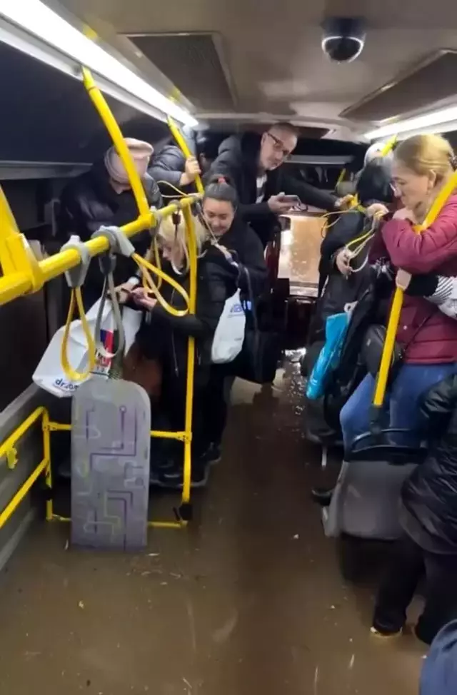 Antalya'da Alt Geçitte Mahsur Kalan Otobüsün Korku Dolu Anları