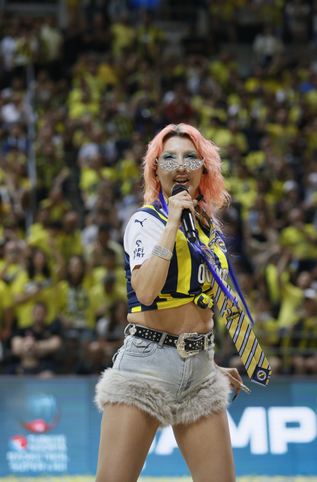 Fenerbahçe'nin şampiyonluk kutlamalarına ünlü akını