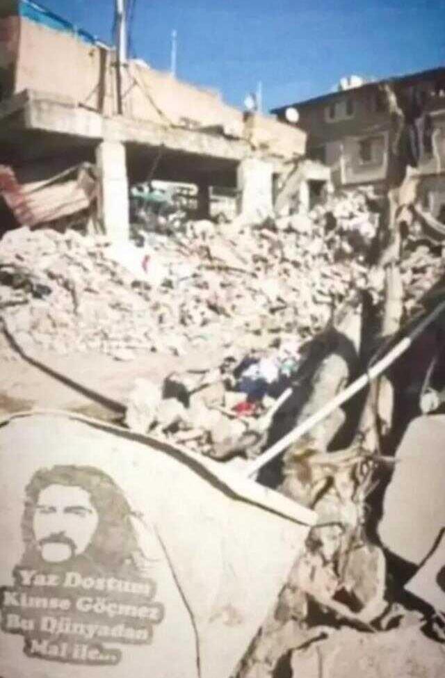 Hatay'daki Doğukan Manço'dan duygulandıran paylaşım! Enkazın duvarından babasının şarkı sözleri çıktı