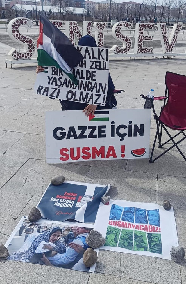 Üniversiteli Havva'dan Gazze için tek kişilik protesto eylemi