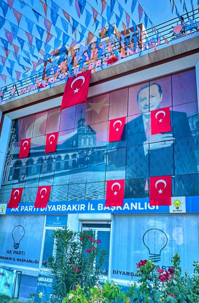 Diyarbakır surlarına Türk bayrakları asıldı