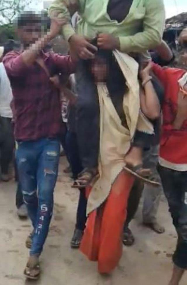 Başka erkekle cinsel ilişkiye girdiğini öğrendiği karısının sırtına binip köyde tur attı