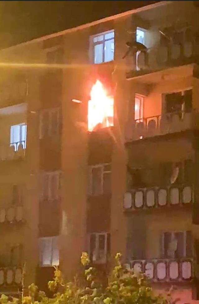 Öfkeli koca, eşi terk edince evini ateşe verip kapıyı üzerine kilitledi