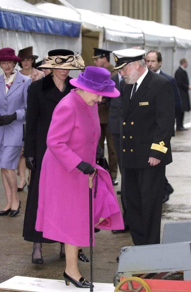 İngiltere Kraliçesi, bir hafta içinde ikinci kez bastonla görüntülendi