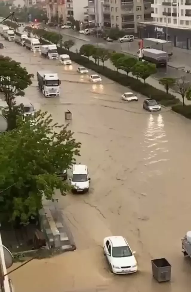 Ankara'da sağanak yağış sonrası yolları su bastı, vatandaşlar zor anlar yaşadı