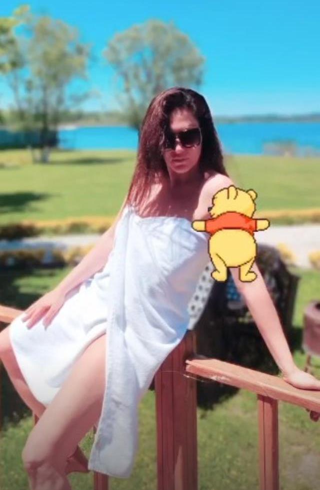 Uzun süredir cesur pozlar vermiyordu, Tuğba Ekinci sadece havluyla objektif karşısına geçti