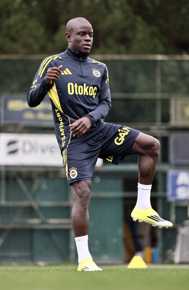 Kante Fenerbahçe'de ilk antrenmanına çıktı! Her gören bacağındaki detaya takıldı