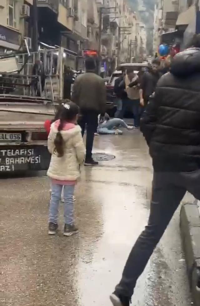 Trafikte meydan muharebesi! Öfkeli sürücüler trafiği birbirine kattı