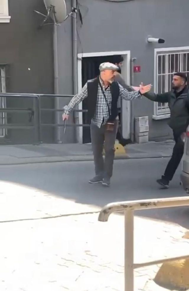 Kadıköy'de sürücü ile kağıt toplayıcı arasında taşlı, çekiçli ve bıçaklı kavga! Ne buldularsa attılar