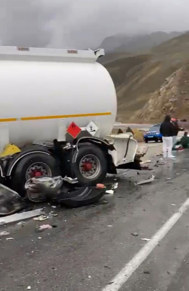 Yolcu otobüsü ile tanker kafa kafaya çarpıştı! Ölü ve yaralılar var