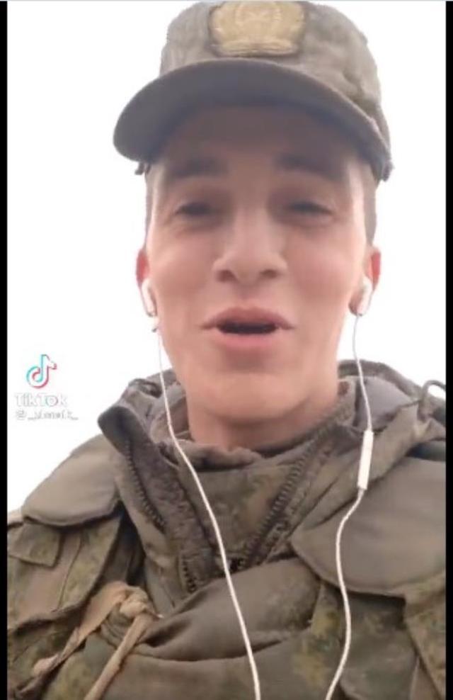 Rus askerinin dinlediği şarkı gündem oldu: 'Ses ver Adana zirveden selam'