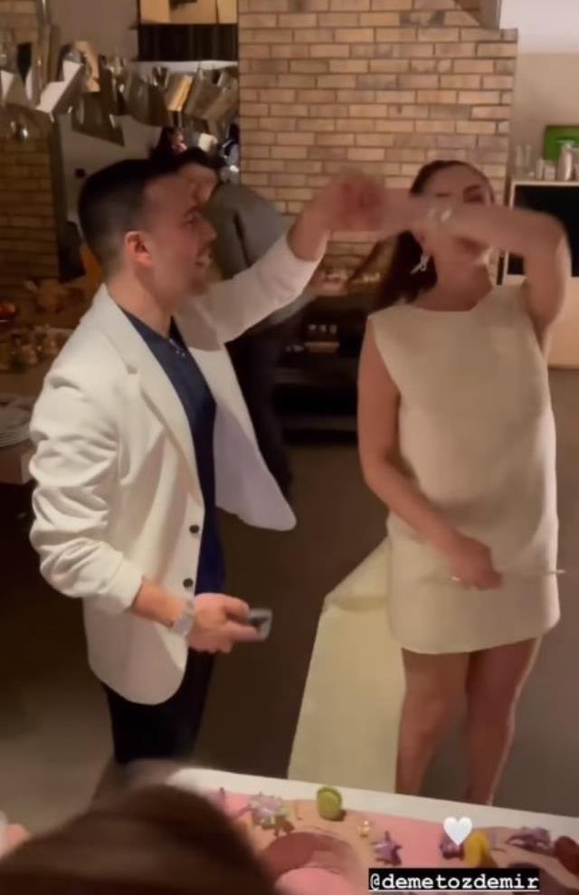 Doğum günü partisinde çifte kumrular gibiydiler! Oğuzhan, Demet'e aşkını böyle haykırdı