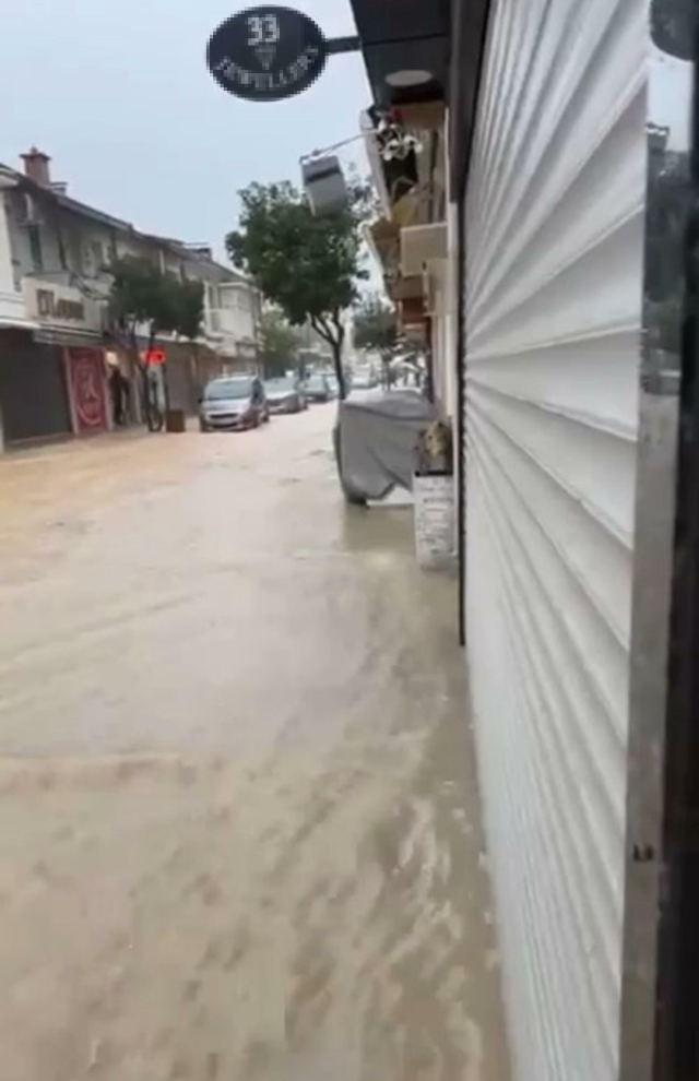 Sağanak sonrası Çeşme'de denizle kara birleşti