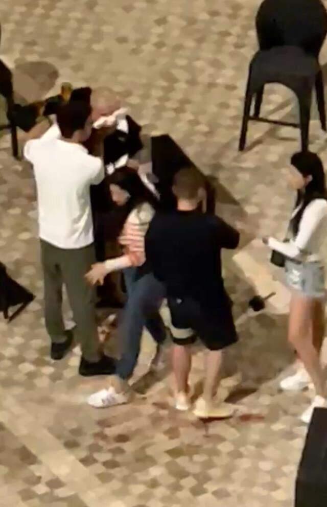 Rus ve İngiliz turistlerin otelde 'kız arkadaş' kavgası kamerada