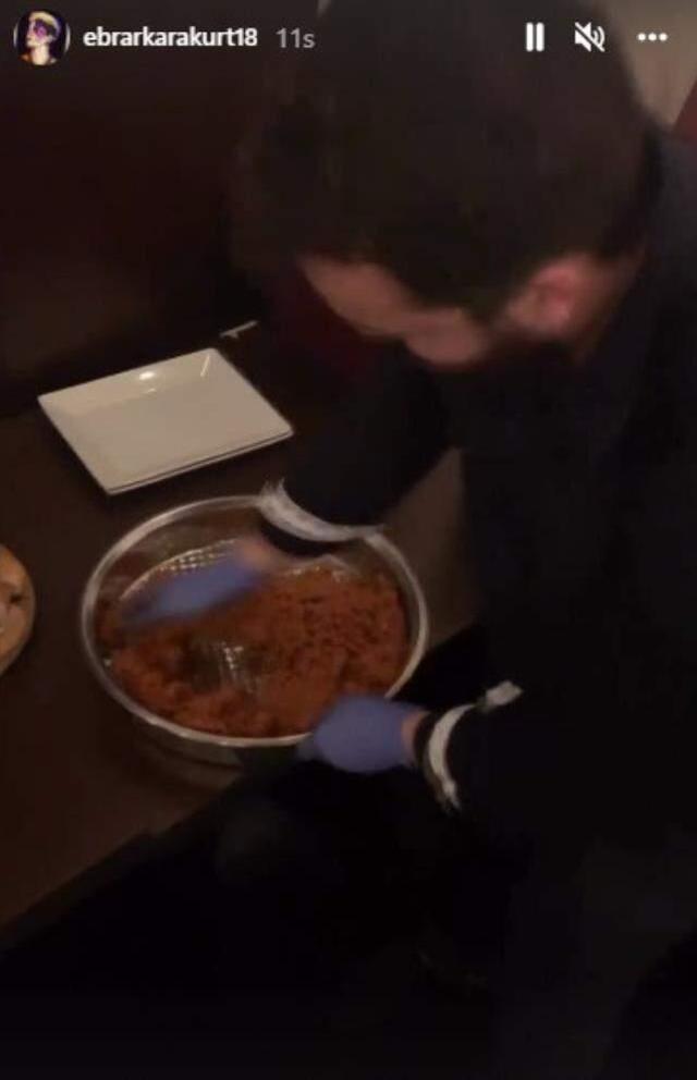 Ebrar Karakurt'tan İtalya'da sıra gecesi! Türküler eşliğinde çiğ köfte yoğurdular