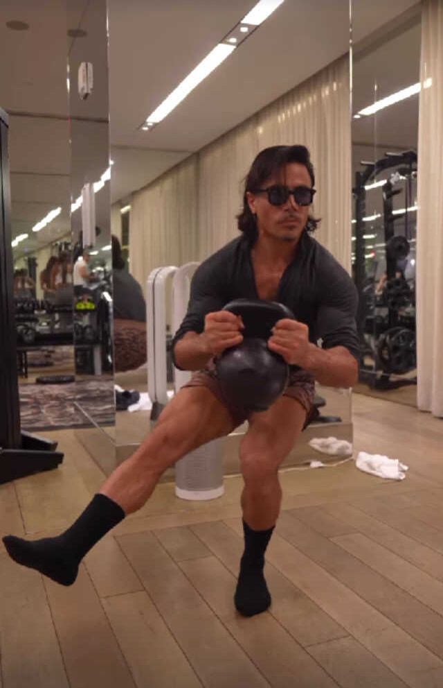 Bir süredir ortalarda görünmüyordu! Spor yaptığı anları paylaşan Nusret tarzıyla dikkat çekti