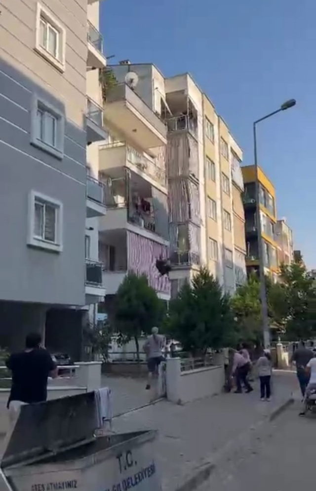Balkona çıkıp kendini boşluğa bırakan kadın ağır yaralandı