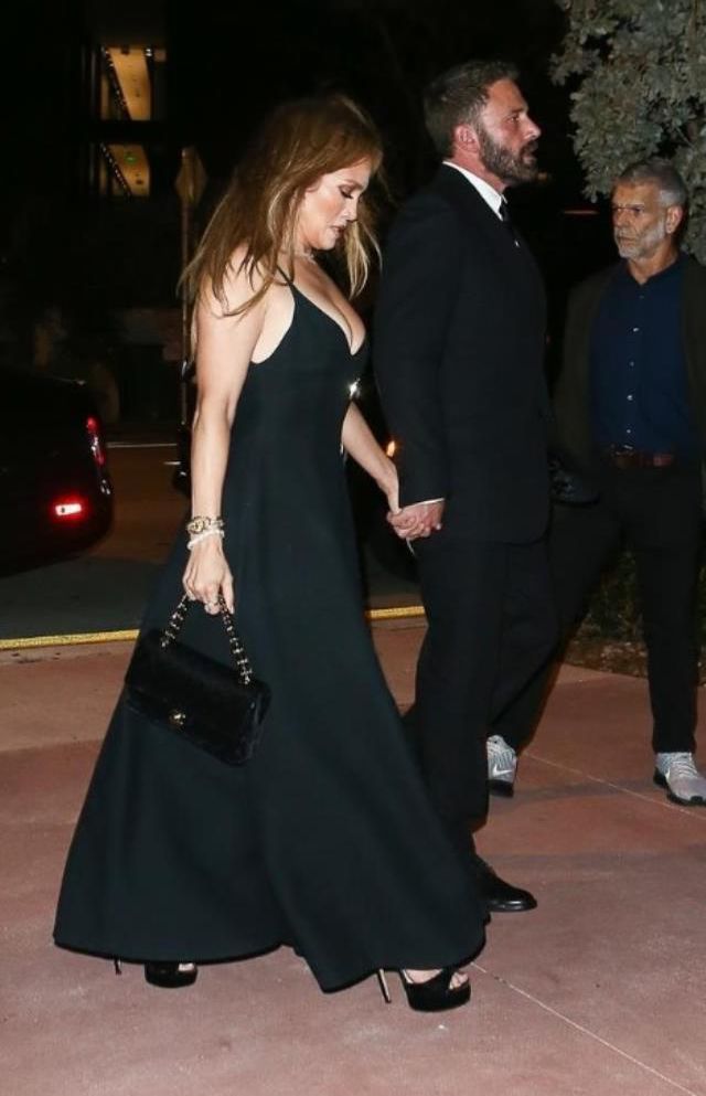 Cenaze resepsiyonuna katılan Jennifer Lopez, kıyafetiyle tepki çekti